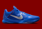 Nike Kobe 5 Protro Dodgers, sneaker de basketball signature Kobe Bryant aux couleurs bleu et blanc inspirées des Los Angeles Dodgers vue de profil. 