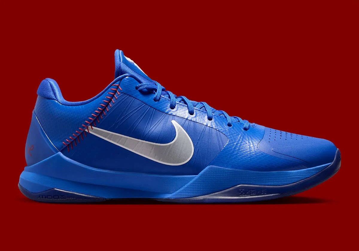 Nike Kobe 5 Protro Dodgers, sneaker de basketball signature Kobe Bryant aux couleurs bleu et blanc inspirées des Los Angeles Dodgers vue de profil. 