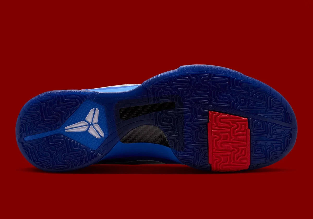 Nike Kobe 5 Protro Dodgers, sneaker de basketball signature Kobe Bryant aux couleurs bleu et blanc inspirées des Los Angeles Dodgers vue sur la semelle. 