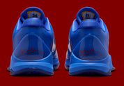 Nike Kobe 5 Protro Dodgers, sneaker de basketball signature Kobe Bryant aux couleurs bleu et blanc inspirées des Los Angeles Dodgers vues de derrière. 