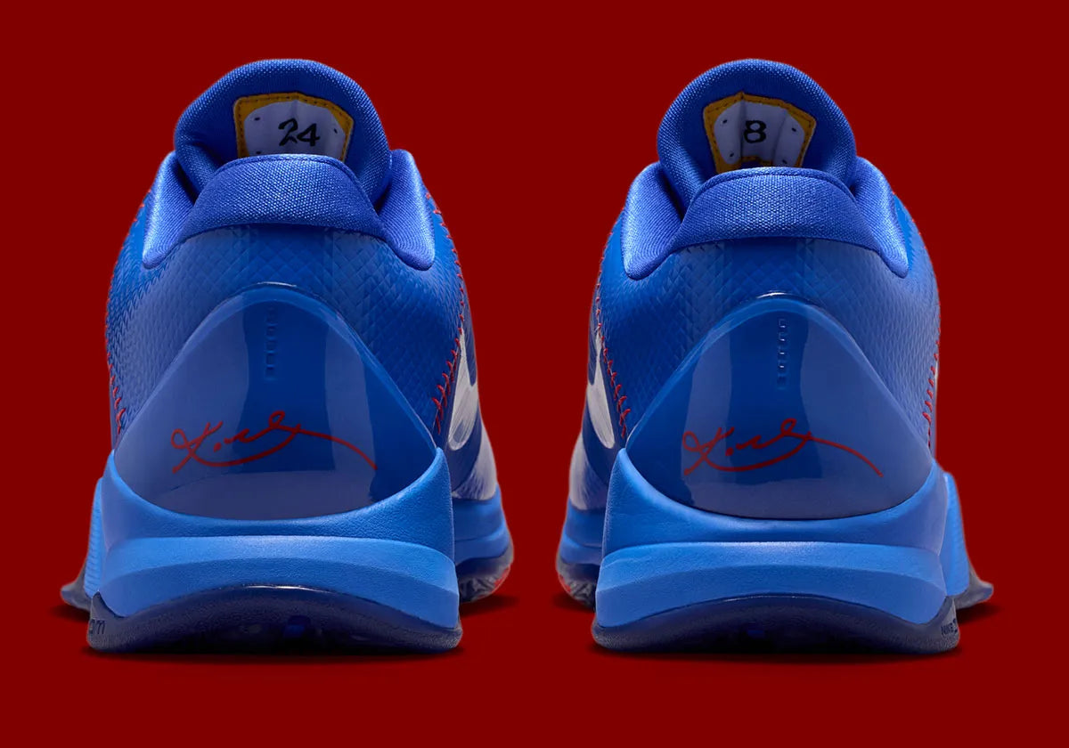 Nike Kobe 5 Protro Dodgers, sneaker de basketball signature Kobe Bryant aux couleurs bleu et blanc inspirées des Los Angeles Dodgers vue de derrière. 