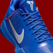 Vue zoomée sur les détails latéraux de la Nike Kobe 5 Protro Dodgers, sneaker de basketball signature Kobe Bryant aux couleurs bleu et blanc inspirées des Los Angeles Dodgers.