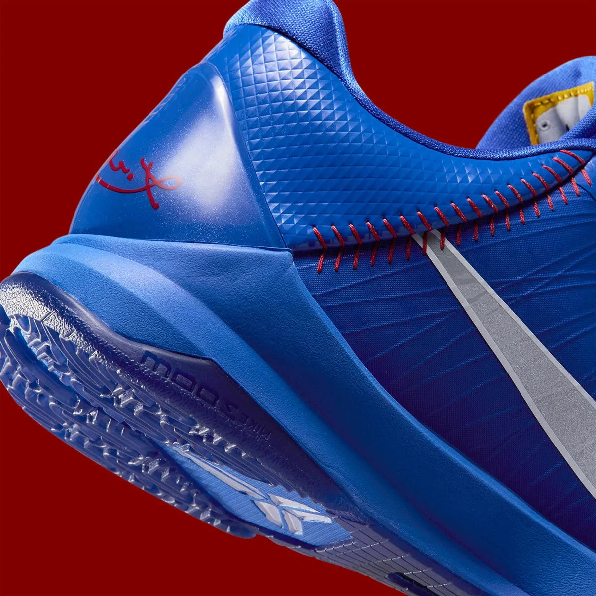 Vue zoomée sur les détails arrières de la Nike Kobe 5 Protro Dodgers, sneaker de basketball signature Kobe Bryant aux couleurs bleu et blanc inspirées des Los Angeles Dodgers.