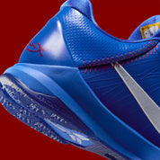 Vue zoomée sur les détails arrières de la Nike Kobe 5 Protro Dodgers, sneaker de basketball signature Kobe Bryant aux couleurs bleu et blanc inspirées des Los Angeles Dodgers.