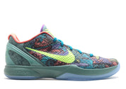Image de la Nike Kobe 6 Prelude “All Star MVP”, sneaker noir avec motif snakeskin, accents rouge vif et volt, unité Zoom Air Turbo, semelle traction texture écailles. Vue de profil.