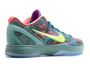Image de la Nike Kobe 6 Prelude “All Star MVP”, sneaker noir avec motif snakeskin, accents rouge vif et volt, unité Zoom Air Turbo, semelle traction texture écailles. Vue de 3/4 arrière.