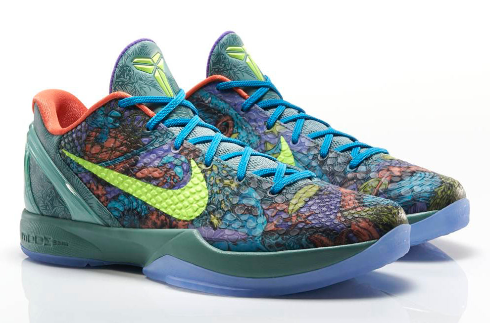 Image de la Nike Kobe 6 Prelude “All Star MVP”, sneaker noir avec motif snakeskin, accents rouge vif et volt, unité Zoom Air Turbo, semelle traction texture écailles. Vue de 3/4 face.