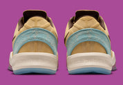 Sneaker Nike Kobe 8 EXT Protro beige et marron en suède avec détails pony hair et lace lock fer à cheval signature