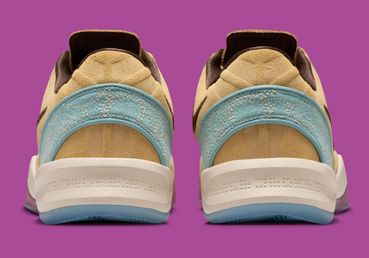 Sneaker Nike Kobe 8 EXT Protro beige et marron en suède avec détails pony hair et lace lock fer à cheval signature