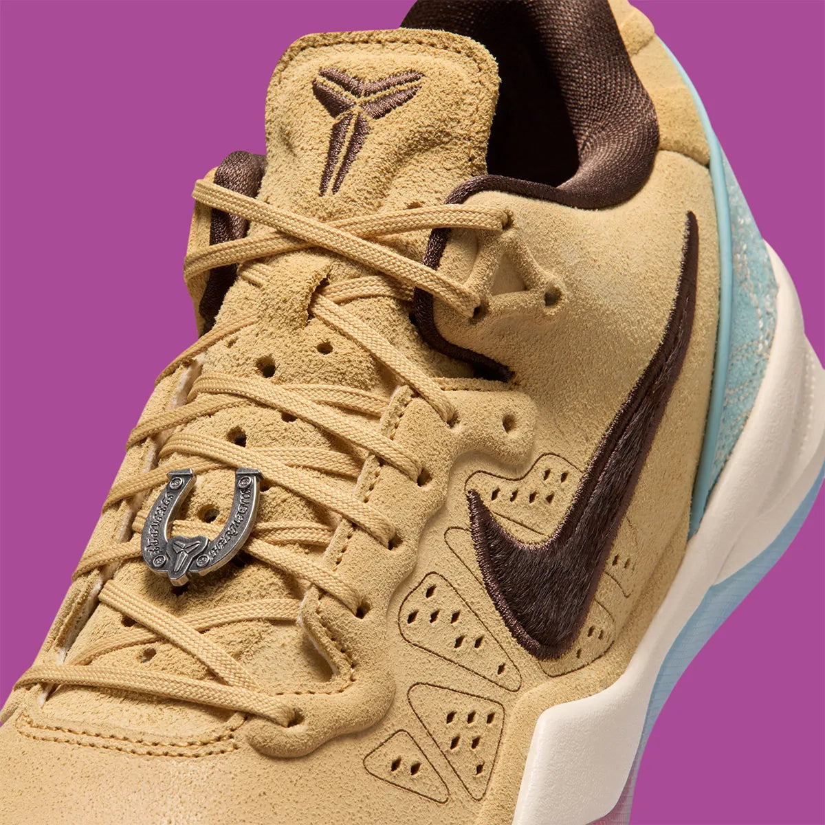 Sneaker Nike Kobe 8 EXT Protro beige et marron en suède avec détails pony hair et lace lock fer à cheval signature