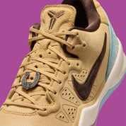 Sneaker Nike Kobe 8 EXT Protro beige et marron en suède avec détails pony hair et lace lock fer à cheval signature