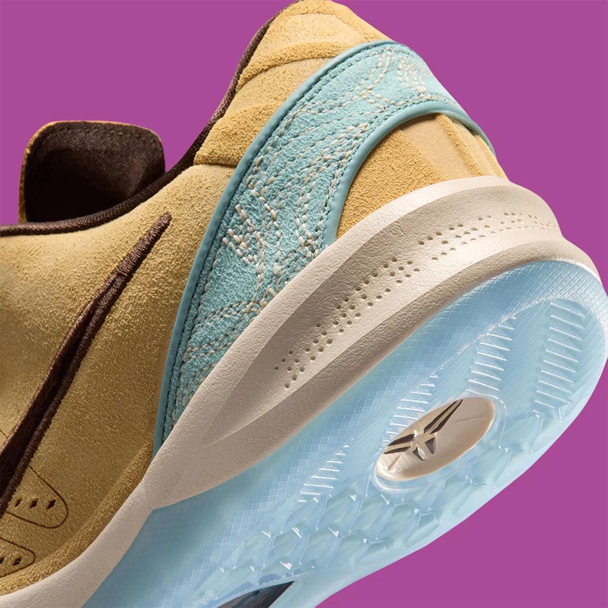 Sneaker Nike Kobe 8 EXT Protro beige et marron en suède avec détails pony hair et lace lock fer à cheval signature