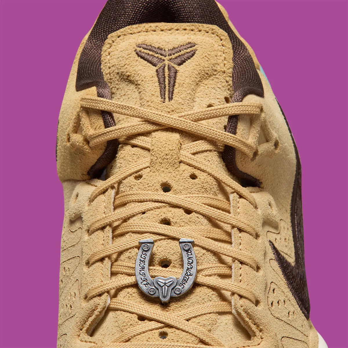 Sneaker Nike Kobe 8 EXT Protro beige et marron en suède avec détails pony hair et lace lock fer à cheval signature