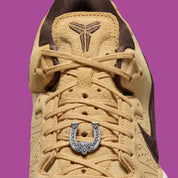 Sneaker Nike Kobe 8 EXT Protro beige et marron en suède avec détails pony hair et lace lock fer à cheval signature