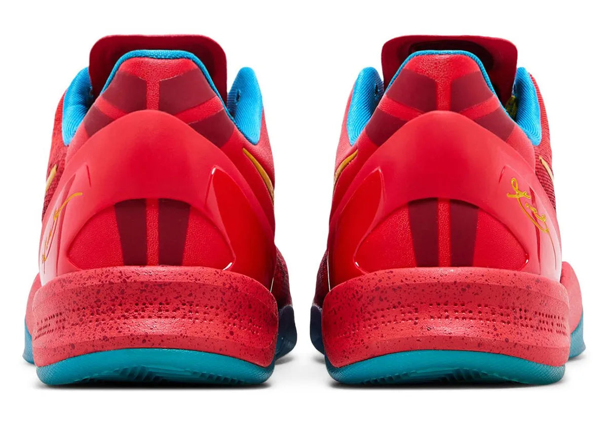 Sneakers Nike Kobe 8 Protro Light Crimson Vivid Blue Bright Citron en matériaux techniques premium avec amorti réactif et couleurs dynamiques vue de derrière. 