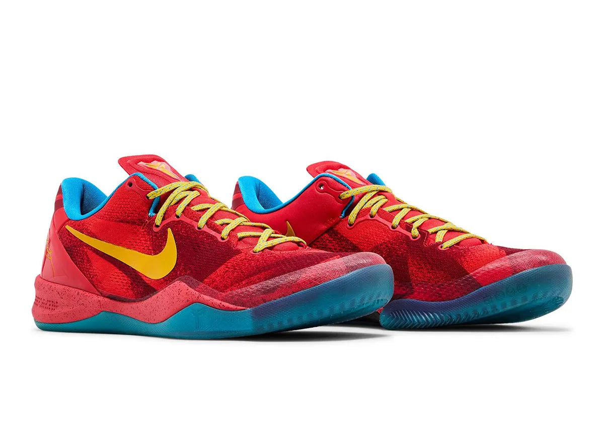 Sneakers Nike Kobe 8 Protro Light Crimson Vivid Blue Bright Citron en matériaux techniques premium avec amorti réactif et couleurs dynamiques vue de 3/4 face. 
