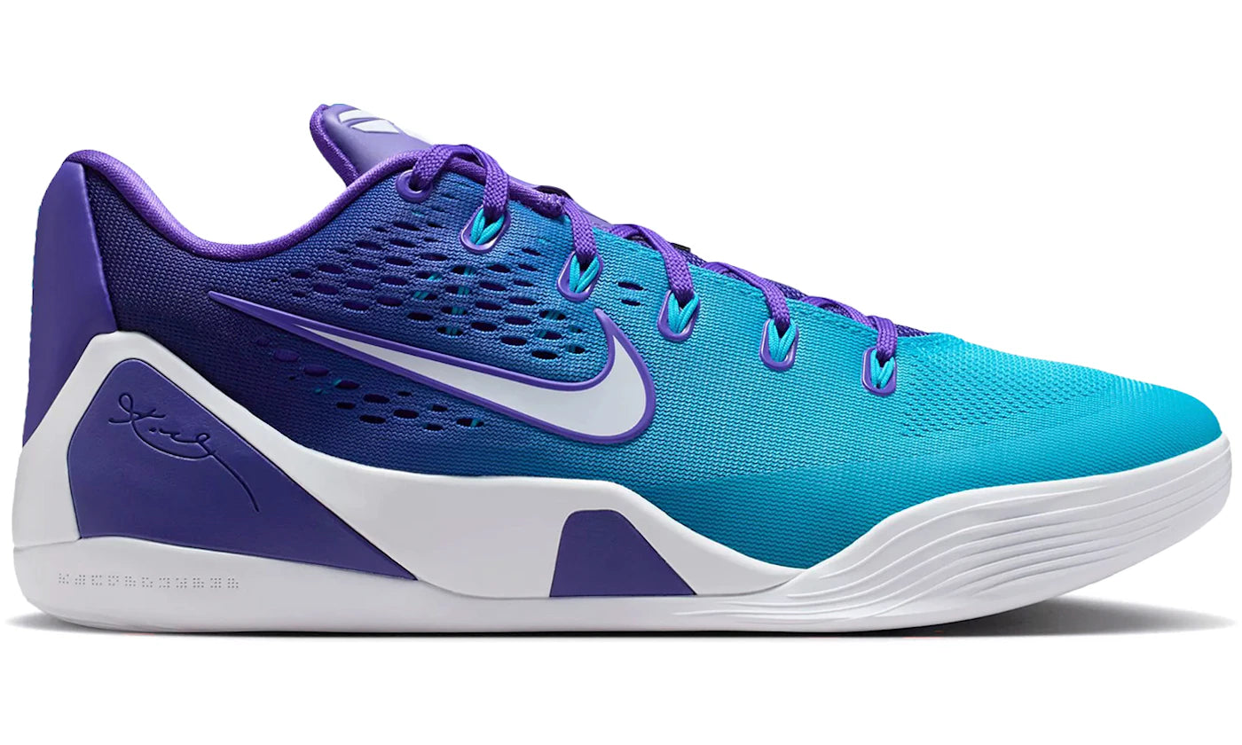 Sneaker Nike Kobe 9 Elite Low EM Protro Hornets violette et turquoise en Engineered Mesh avec amorti Zoom Air performance.Vue de profil