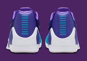 Sneaker Nike Kobe 9 Elite Low EM Protro Hornets violette et turquoise en Engineered Mesh avec amorti Zoom Air performance.