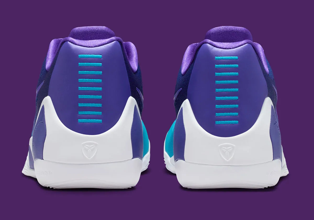 Sneaker Nike Kobe 9 Elite Low EM Protro Hornets violette et turquoise en Engineered Mesh avec amorti Zoom Air performance.