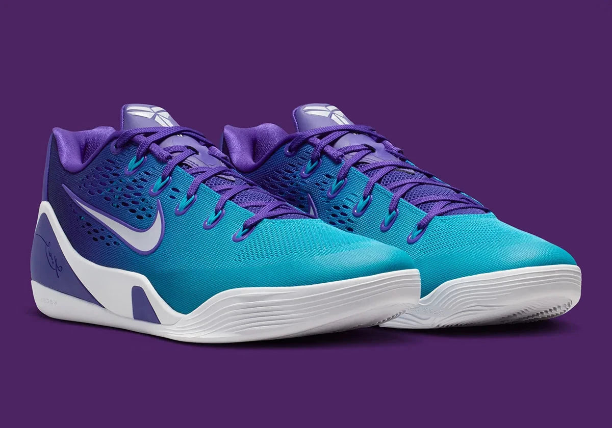 Sneaker Nike Kobe 9 Elite Low EM Protro Hornets violette et turquoise en Engineered Mesh avec amorti Zoom Air performance.Vue de coter
