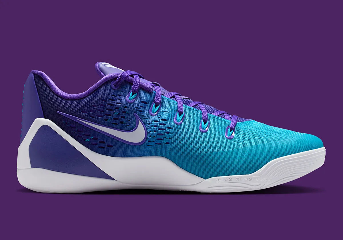 Sneaker Nike Kobe 9 Elite Low EM Protro Hornets violette et turquoise en Engineered Mesh avec amorti Zoom Air performance.Vue de profil