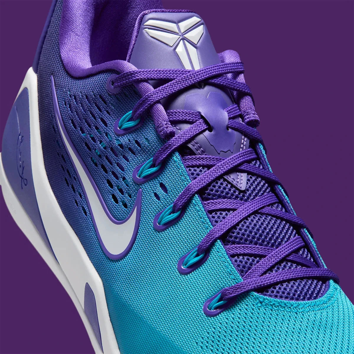 Sneaker Nike Kobe 9 Elite Low EM Protro Hornets violette et turquoise en Engineered Mesh avec amorti Zoom Air performance.Vue zoomer de coter 