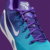 Sneaker Nike Kobe 9 Elite Low EM Protro Hornets violette et turquoise en Engineered Mesh avec amorti Zoom Air performance.Vue zoomer de coter 