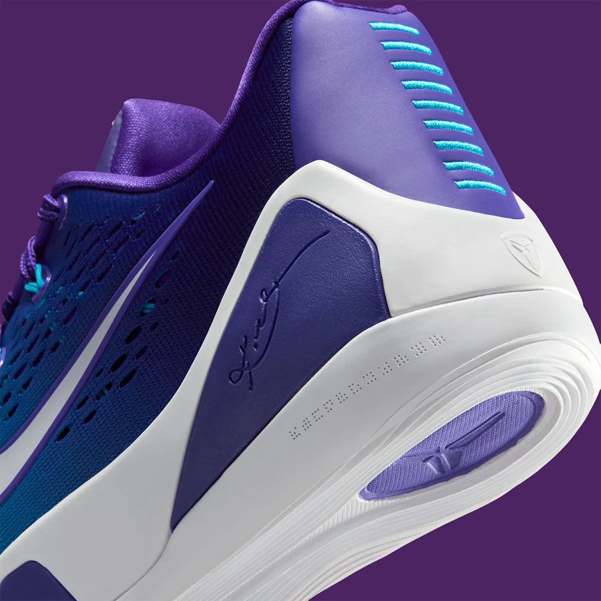 Sneaker Nike Kobe 9 Elite Low EM Protro Hornets violette et turquoise en Engineered Mesh avec amorti Zoom Air performance.Vue zoomer arriere 