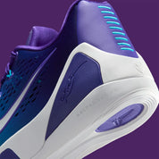 Sneaker Nike Kobe 9 Elite Low EM Protro Hornets violette et turquoise en Engineered Mesh avec amorti Zoom Air performance.Vue zoomer arriere 