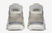 Nike Kobe 1 Black Mamba Collection Fade to Black, chaussure de basketball blanche et crème issue du pack hommage à la carrière de Kobe Bryant.