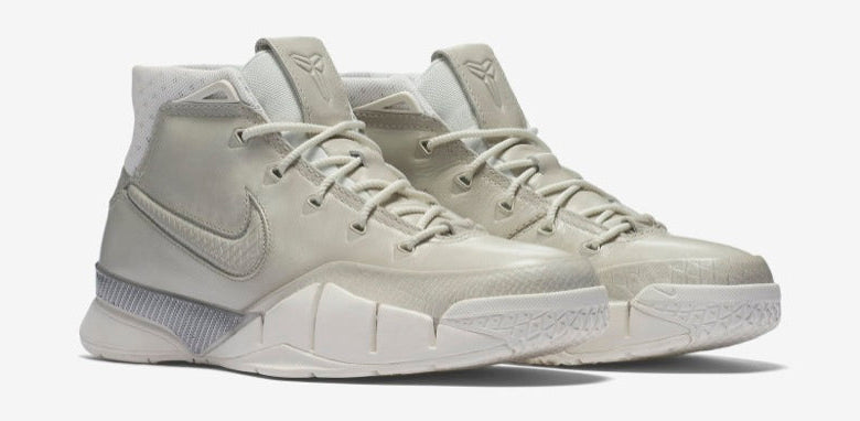 Nike Kobe 1 Black Mamba Collection Fade to Black, chaussure de basketball blanche et crème issue du pack hommage à la carrière de Kobe Bryant.