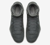 Nike Kobe 9 Elite Black Mamba Collection Fade to Black, chaussure de basketball montante en Flyknit issue du pack hommage à Kobe Bryant.