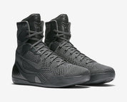 Nike Kobe 9 Elite Black Mamba Collection Fade to Black, chaussure de basketball montante en Flyknit issue du pack hommage à Kobe Bryant.