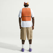 Nike x One Piece Vest Safety Orange, gilet Nike sans manches orange avec détails graphiques One Piece et branding de la collaboration.