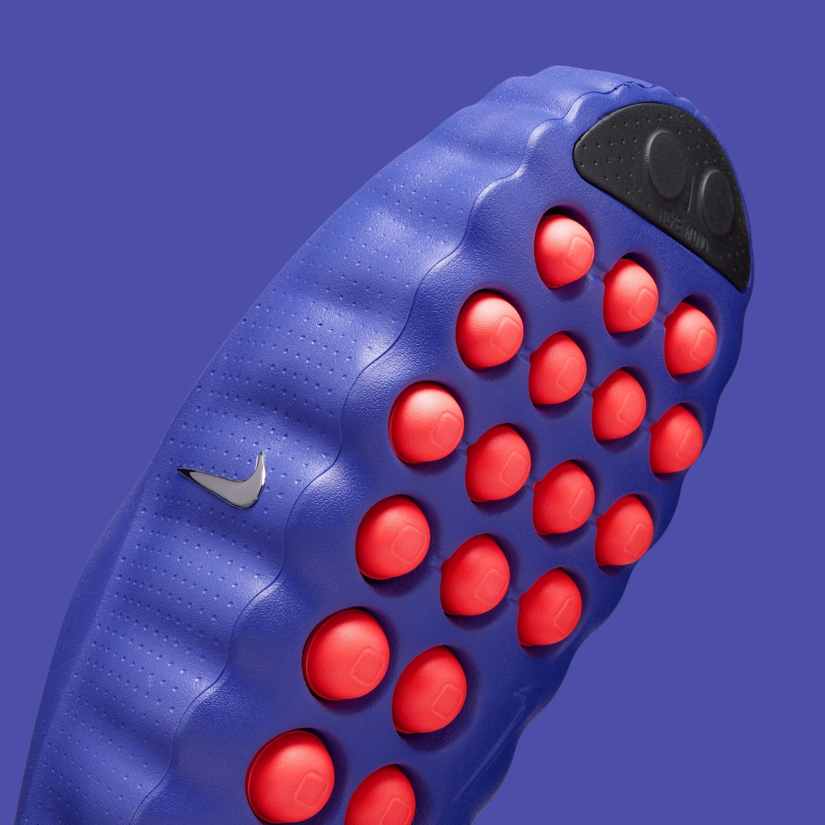 Nike Mind 001 AMP Slide Spider-Man, sandales Nike inspirées de Spider-Man avec construction légère, semelle confortable et design exclusif.