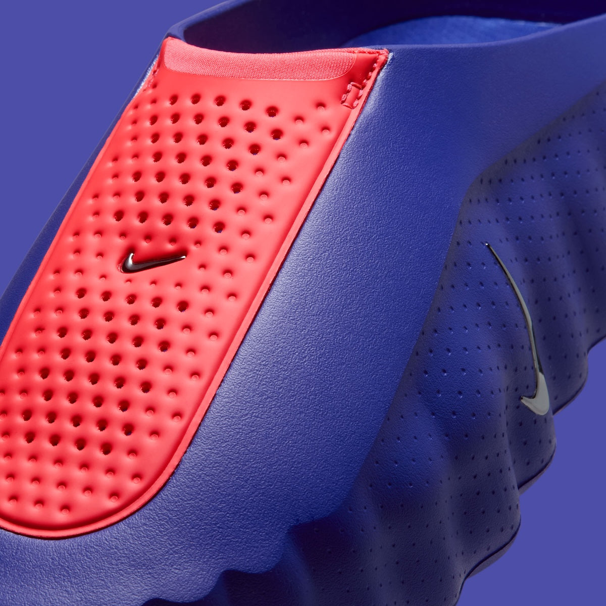 Nike Mind 001 AMP Slide Spider-Man, sandales Nike inspirées de Spider-Man avec construction légère, semelle confortable et design exclusif.