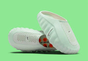 Nike Mind 001 Barely Green Hyper Crimson Black Chrome, sneaker Nike aux teintes vert pâle, orange, noir et chrome avec design moderne et finitions premium.