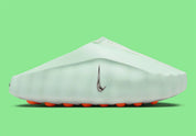 Nike Mind 001 Barely Green Hyper Crimson Black Chrome, sneaker Nike aux teintes vert pâle, orange, noir et chrome avec design moderne et finitions premium.