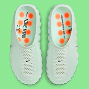 Nike Mind 001 Barely Green Hyper Crimson Black Chrome, sneaker Nike aux teintes vert pâle, orange, noir et chrome avec design moderne et finitions premium.