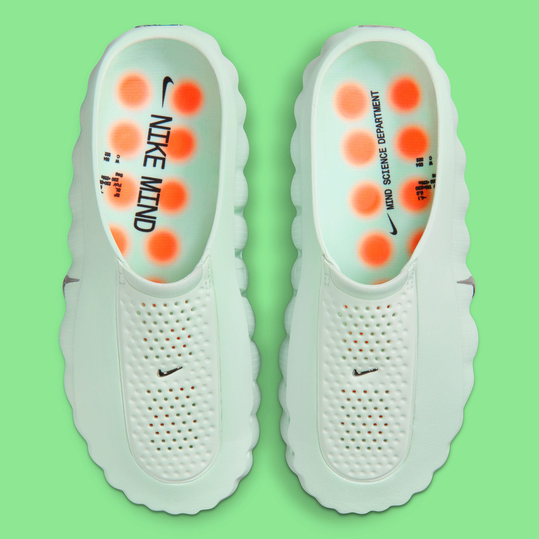 Nike Mind 001 Barely Green Hyper Crimson Black Chrome, sneaker Nike aux teintes vert pâle, orange, noir et chrome avec design moderne et finitions premium.