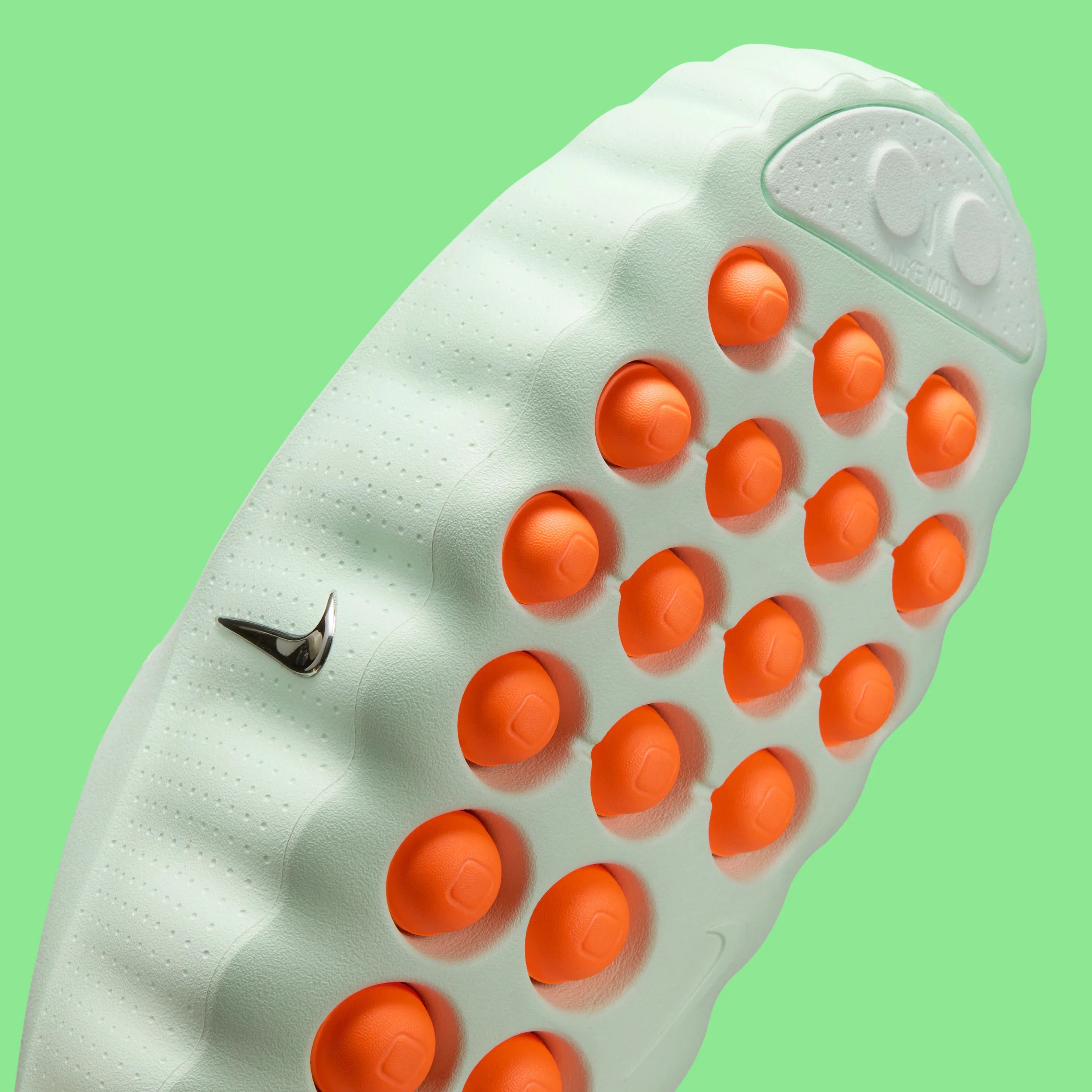 Nike Mind 001 Barely Green Hyper Crimson Black Chrome, sneaker Nike aux teintes vert pâle, orange, noir et chrome avec design moderne et finitions premium.