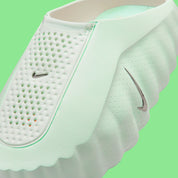 Nike Mind 001 Barely Green Hyper Crimson Black Chrome, sneaker Nike aux teintes vert pâle, orange, noir et chrome avec design moderne et finitions premium.