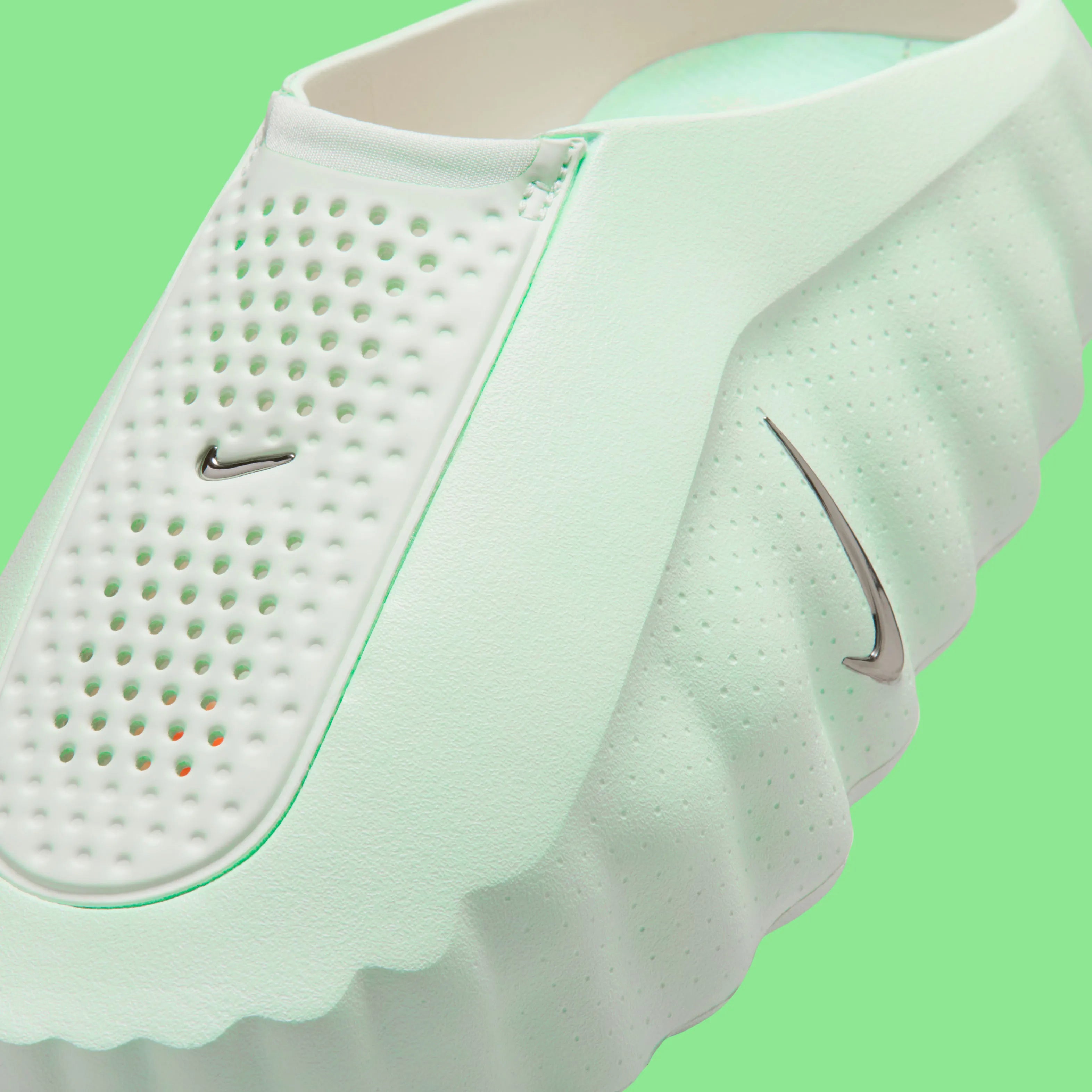 Nike Mind 001 Barely Green Hyper Crimson Black Chrome, sneaker Nike aux teintes vert pâle, orange, noir et chrome avec design moderne et finitions premium.