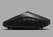 Nike Mind 001 Slide Triple Black avec construction mule entièrement noire, empeigne technique respirante et semelle sensorielle avec amorti en mousse souple.