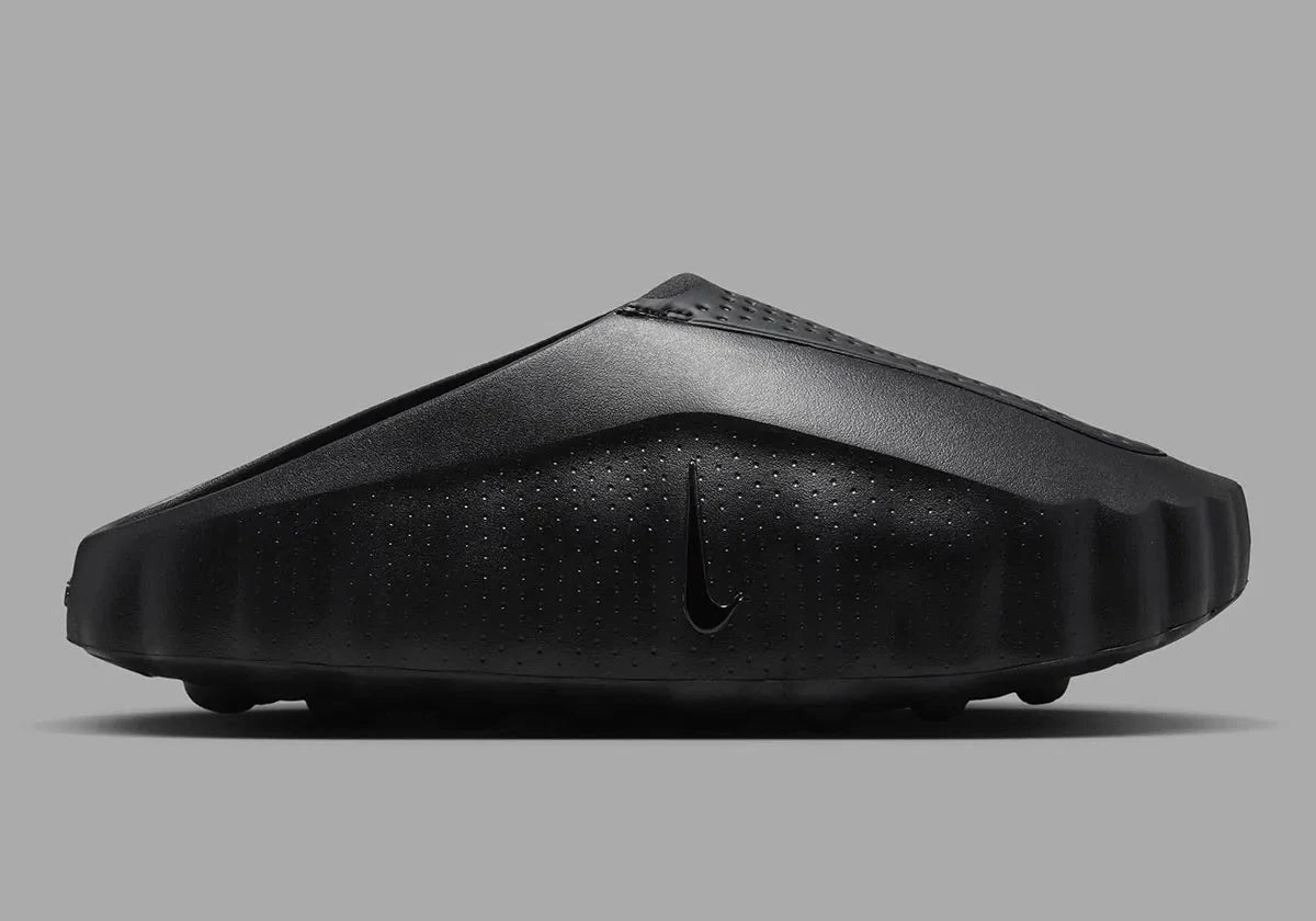 Nike Mind 001 Slide Triple Black avec construction mule entièrement noire, empeigne technique respirante et semelle sensorielle avec amorti en mousse souple.