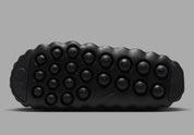 Nike Mind 001 Slide Triple Black avec construction mule entièrement noire, empeigne technique respirante et semelle sensorielle avec amorti en mousse souple.