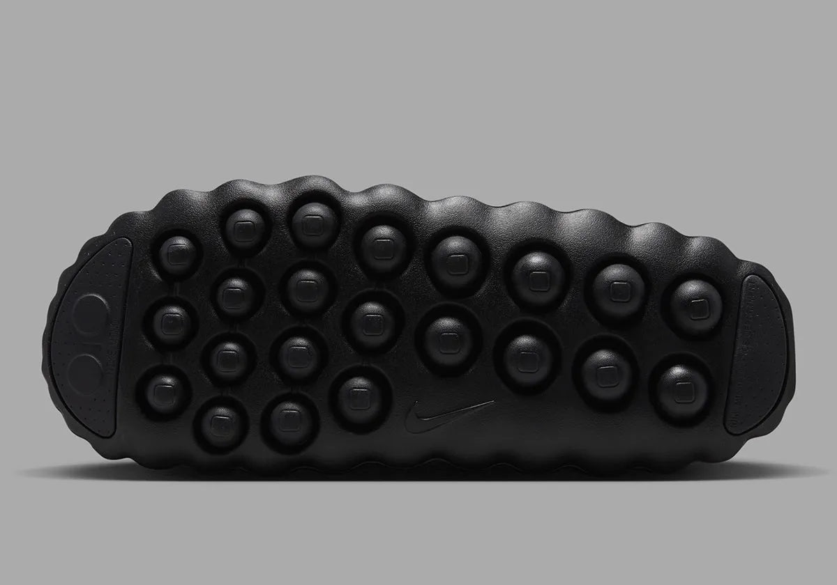 Nike Mind 001 Slide Triple Black avec construction mule entièrement noire, empeigne technique respirante et semelle sensorielle avec amorti en mousse souple.