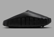 Nike Mind 001 Slide Triple Black avec construction mule entièrement noire, empeigne technique respirante et semelle sensorielle avec amorti en mousse souple.