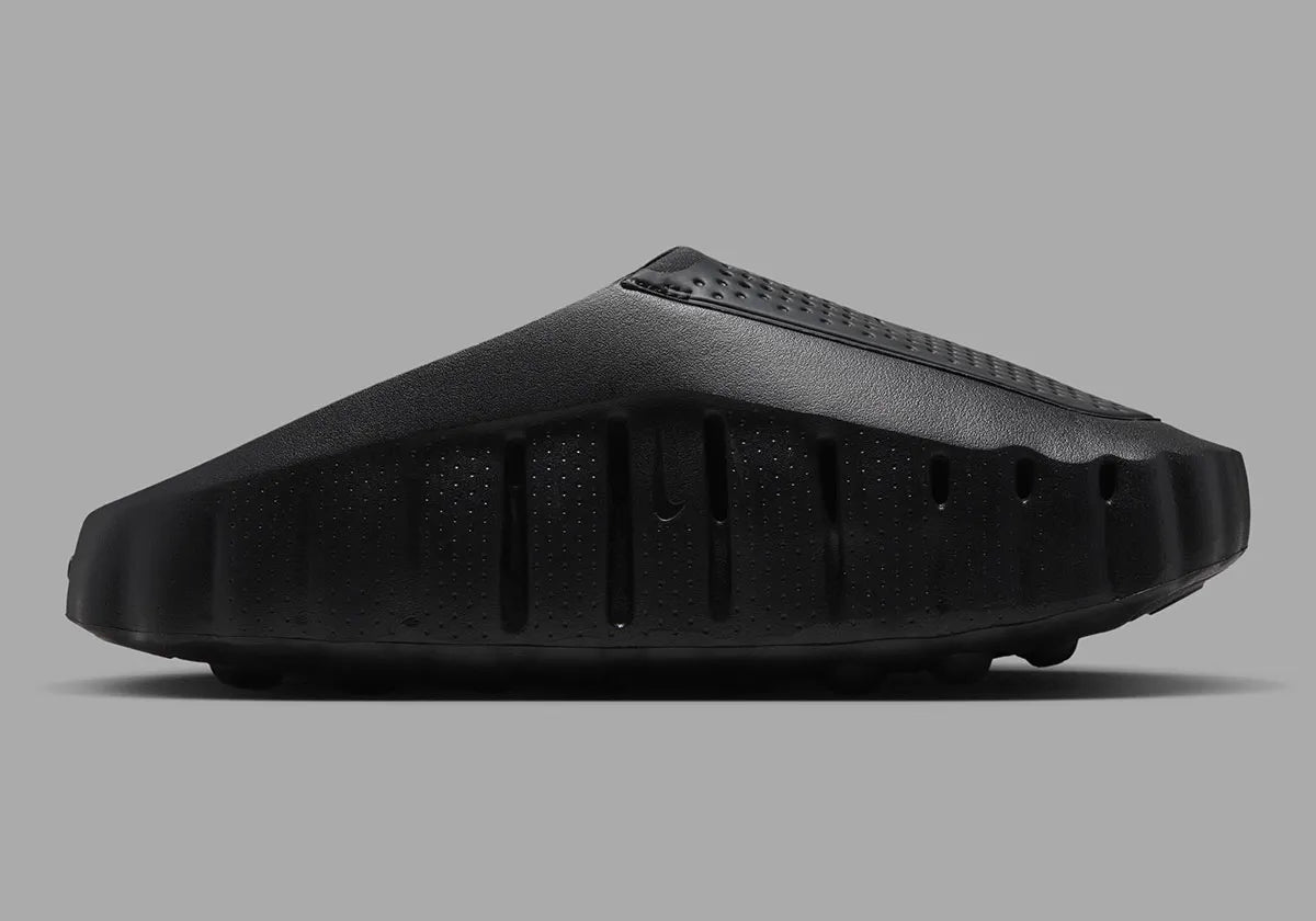 Nike Mind 001 Slide Triple Black avec construction mule entièrement noire, empeigne technique respirante et semelle sensorielle avec amorti en mousse souple.