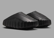 Nike Mind 001 Slide Triple Black avec construction mule entièrement noire, empeigne technique respirante et semelle sensorielle avec amorti en mousse souple.